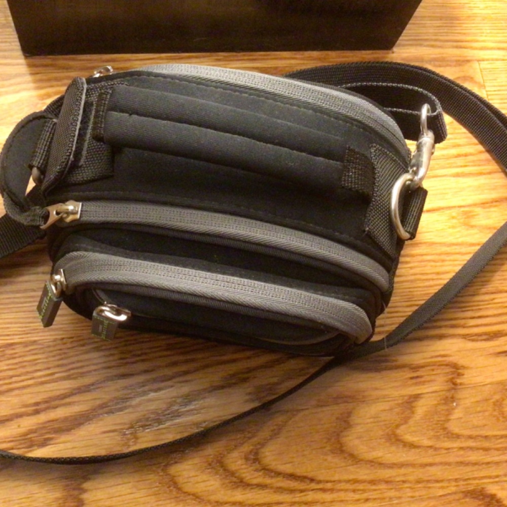 Kenneth Cole Reaction Camera Case - Picture 5 of 5